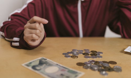 いくら数えてもお金が足らない子ども、小銭と紙幣を数える
