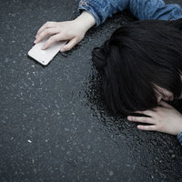 歩きスマホで転倒（アスファルト）の写真