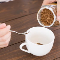 インスタントコーヒーを濃い目に溶かす朝の準備の写真