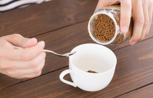 インスタントコーヒーを濃い目に溶かす朝の準備