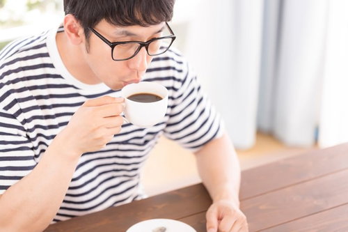 コーヒーを吹きながら飲む猫舌のサードウェーブ系男子