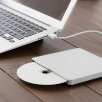 外付けDVDドライブからソフトをインストールするノートパソコンの写真