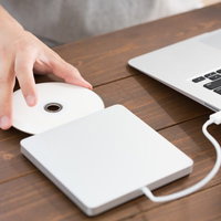 外付けDVDドライブでノートパソコンにインストールを行うの写真