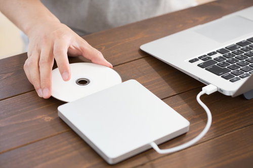 外付けDVDドライブでノートパソコンにインストールを行う