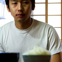 和室のちゃぶ台に置かれた白いご飯とみそ汁の写真
