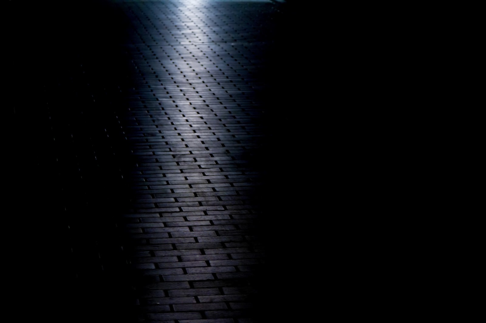 木漏れ日が差すレンガの道