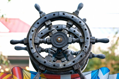 港に設置された舟のかじの形をしたモニュメント