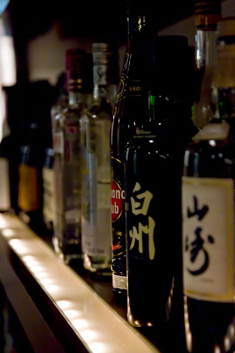 バーカウンターのお酒のボトル