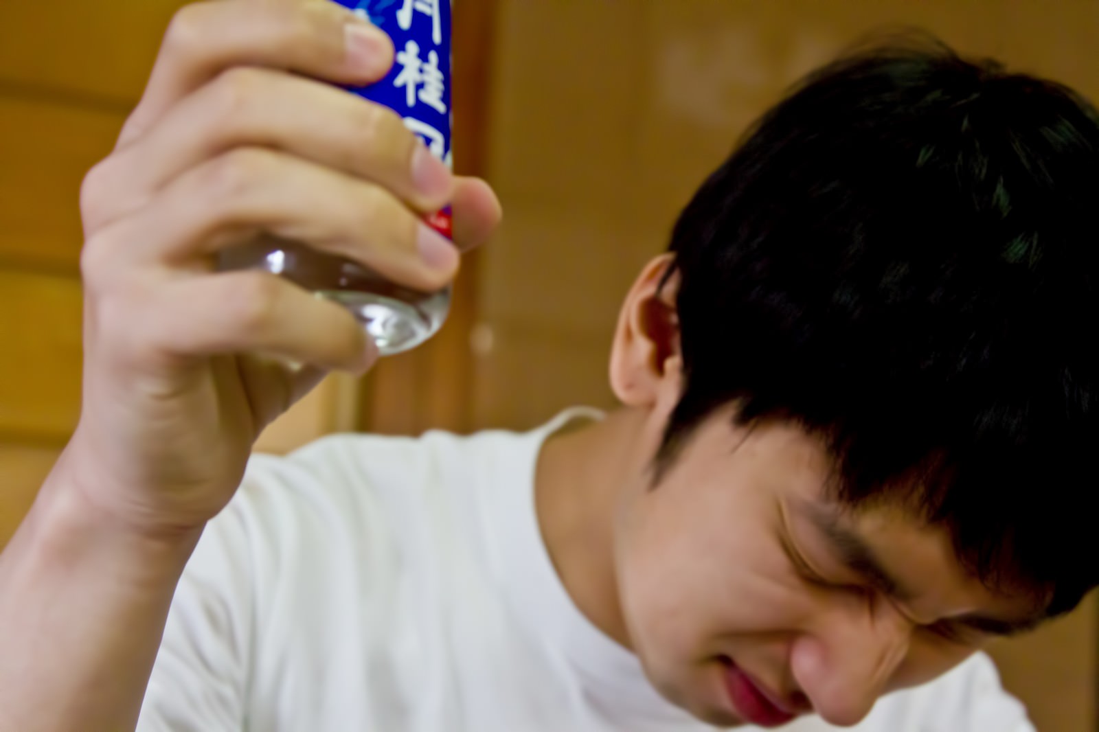 くーっとお酒を飲む男性［モデル：大川竜弥］
