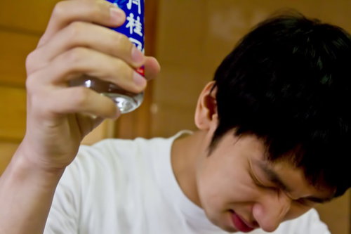 くーっと目を閉じてお酒を飲む男性