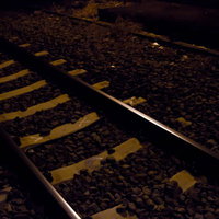 月明かりに照らされた夜の線路の写真