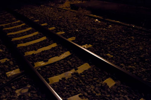 月明かりに照らされた夜の線路