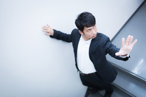 人知れず昼休みにパントマイムの練習をするビジネスパーソン