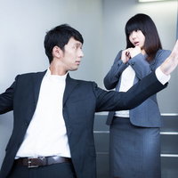 「ここは危険だ！オレが様子を見てくるから」と部下を静止する頼れる上司の写真