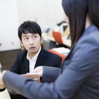 「マスカラが落ちてますから」と指摘しようか悩んでいる宴会芸人の写真