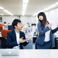 誰にも見せたくなかった履歴書を奪われる中途採用者の写真