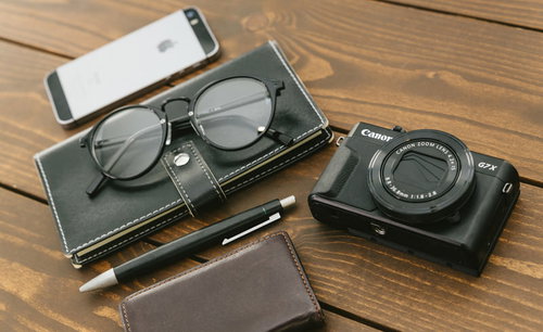 取材に向けて準備する小物：コンデジ、手帳、眼鏡