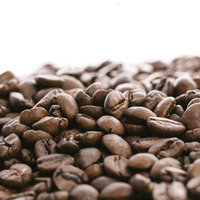 ロースト（焙煎）された珈琲豆を積み重ねたコーヒー豆の写真