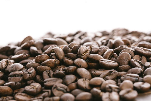 ロースト（焙煎）された珈琲豆を積み重ねたコーヒー豆