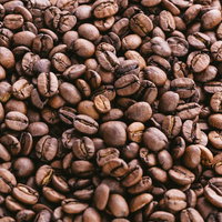 敷き詰めたコーヒー豆の粒々、焙煎されたブラウンロースト豆の写真