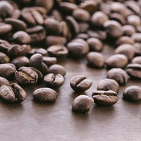 茶色に焙煎された散らばった珈琲豆のテクスチャーの写真