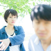デート中失言を連発する彼氏にビンタをおみまいする彼女の写真