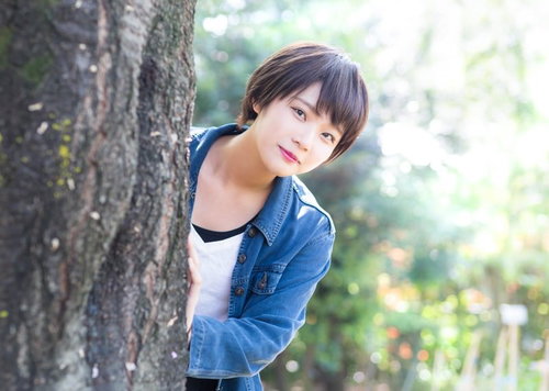 木の影から厳しい練習に耐える弟を見守る明子