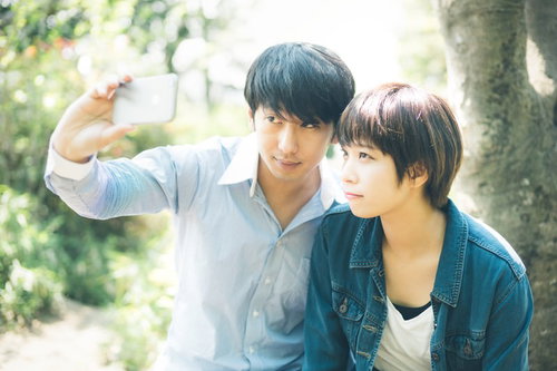 公園でカップルが自撮りする恋人たち・デート記念撮影