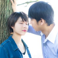 MJK（マジでキスする5秒前）木の幹に寄り添うカップルの写真