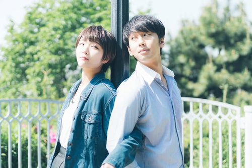 腕を絡ませながら空を見上げる歳の差カップル