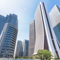 新宿の高層ビル群が立ち並ぶ都市景観と青空のビジネス街の写真