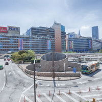 新宿駅前のバスターミナルと都市風景の昼間風景の写真