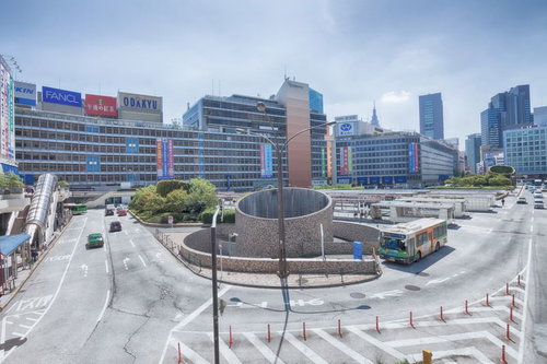 新宿駅前のバスターミナルと都市風景の昼間風景