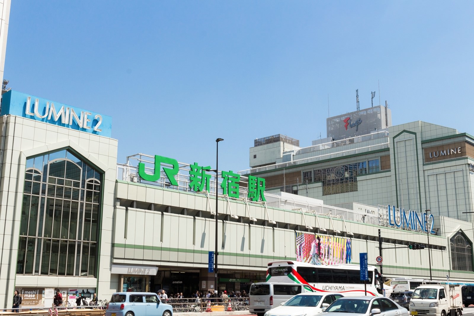 JR新宿駅南口の駅前広場。ルミネなどの大型商業施設と晴天の空が見える