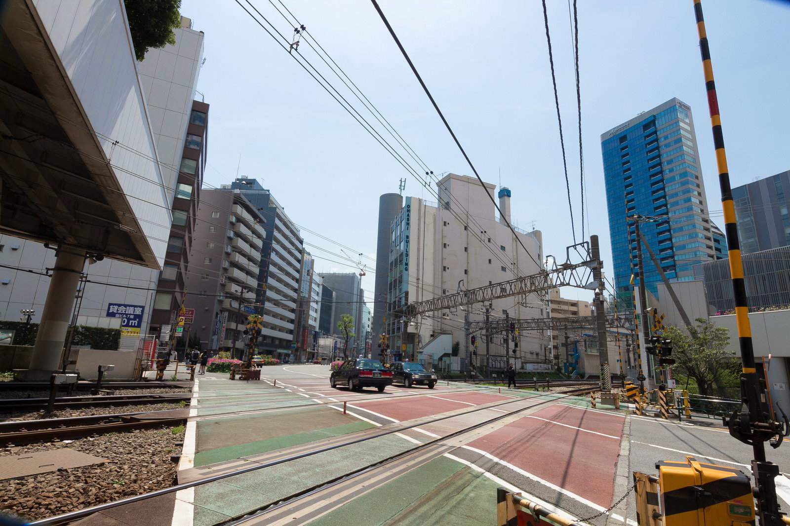 代々木駅前の踏切とビル群