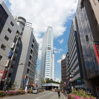 代々木駅前の高層ビルと街並み、商業施設と都市風景の写真