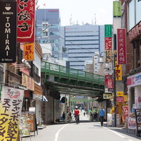 代々木駅前の繁華街を行き交う人々（昼間）の写真