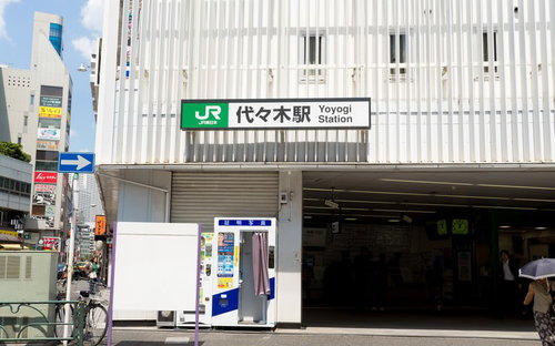 JR代々木駅前の駅舎と周辺の街並み