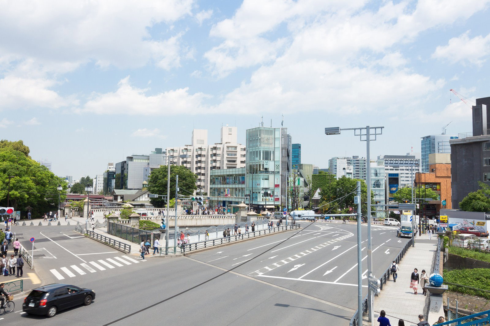 原宿駅前の交差点と周辺のビル群