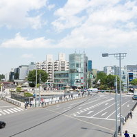 原宿駅前の広大な交差点と商業ビル群の都市風景の写真