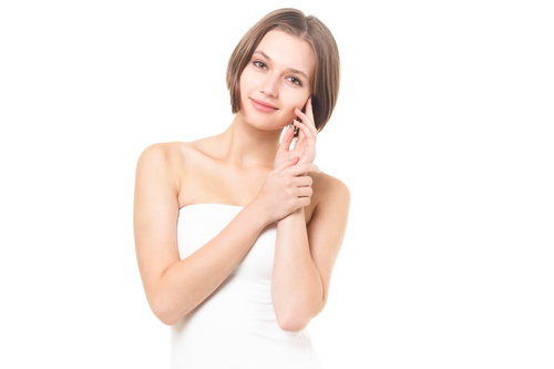 スキンケア後に微笑む女性（美容）