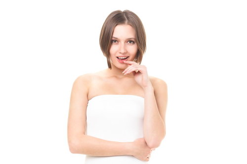 白いタオルを巻いたロシア人女性のスキンケア