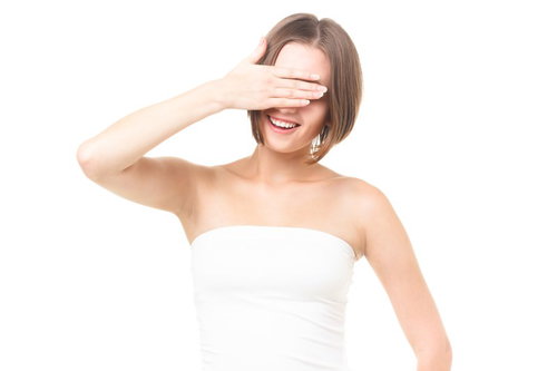 美容のインタビューで目を隠して微笑む女性