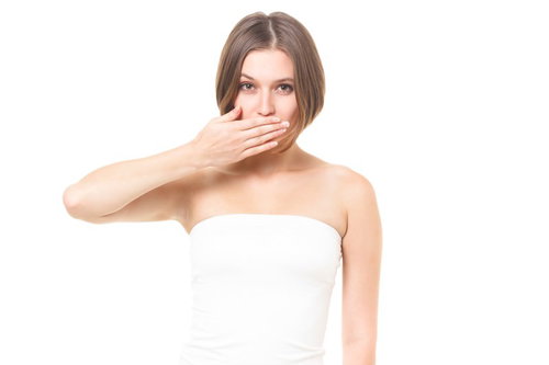 口元を隠して嘲笑するロシア人女性のビューティ