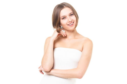 白いトップスの笑顔が素敵なロシア人女性のスキンケアポートレート