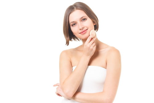 ファンデーションを使う女性（美容）