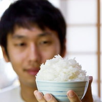 山盛りに白米が盛られたご飯てんこ盛りのおかわり茶碗の写真