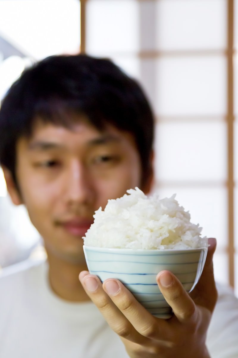 山盛りの白米が盛られた茶碗［モデル：大川竜弥］