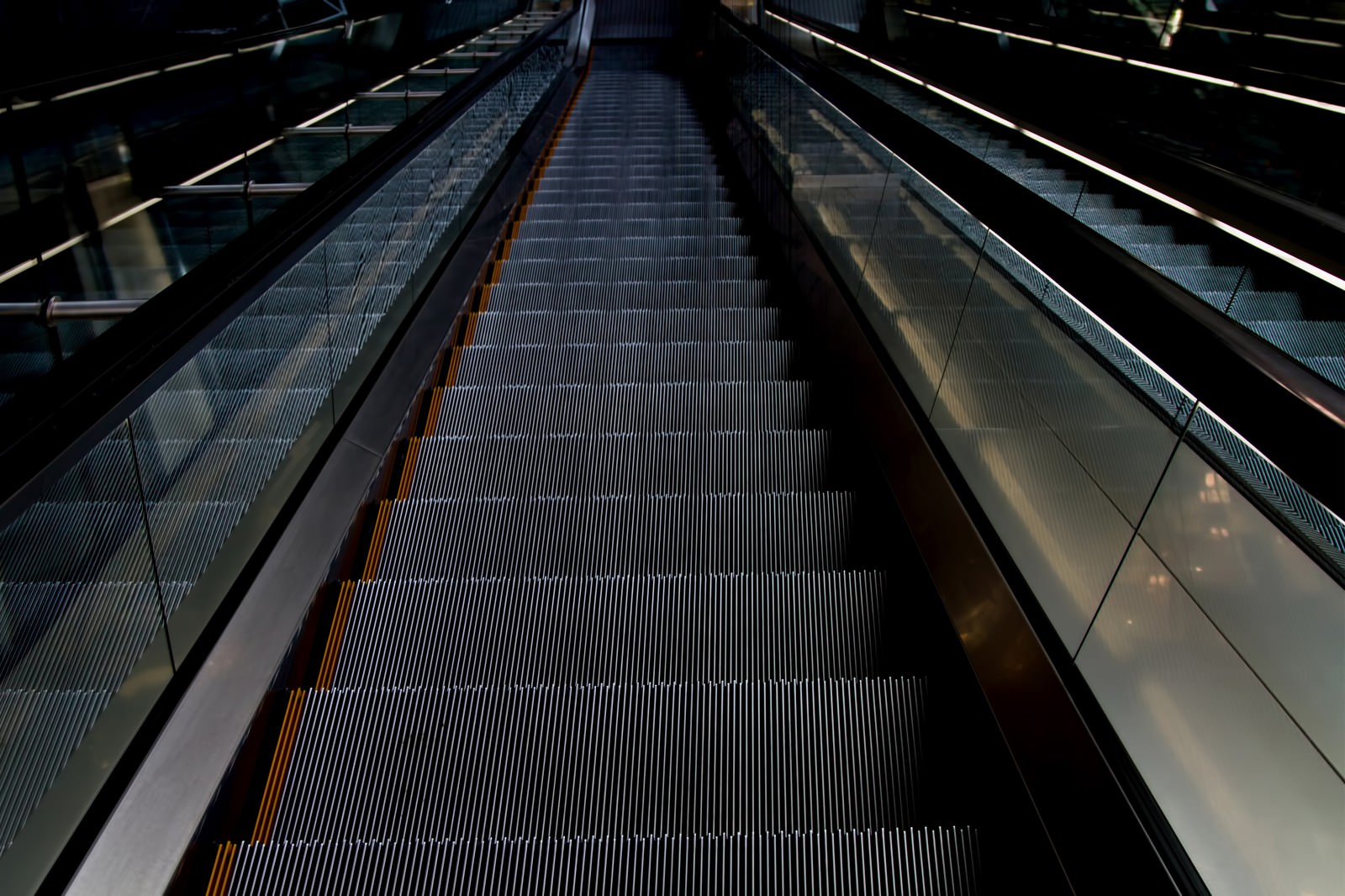 ホテルの下りエスカレーター