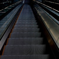 下りの方向に向かうホテルのエスカレーターの写真